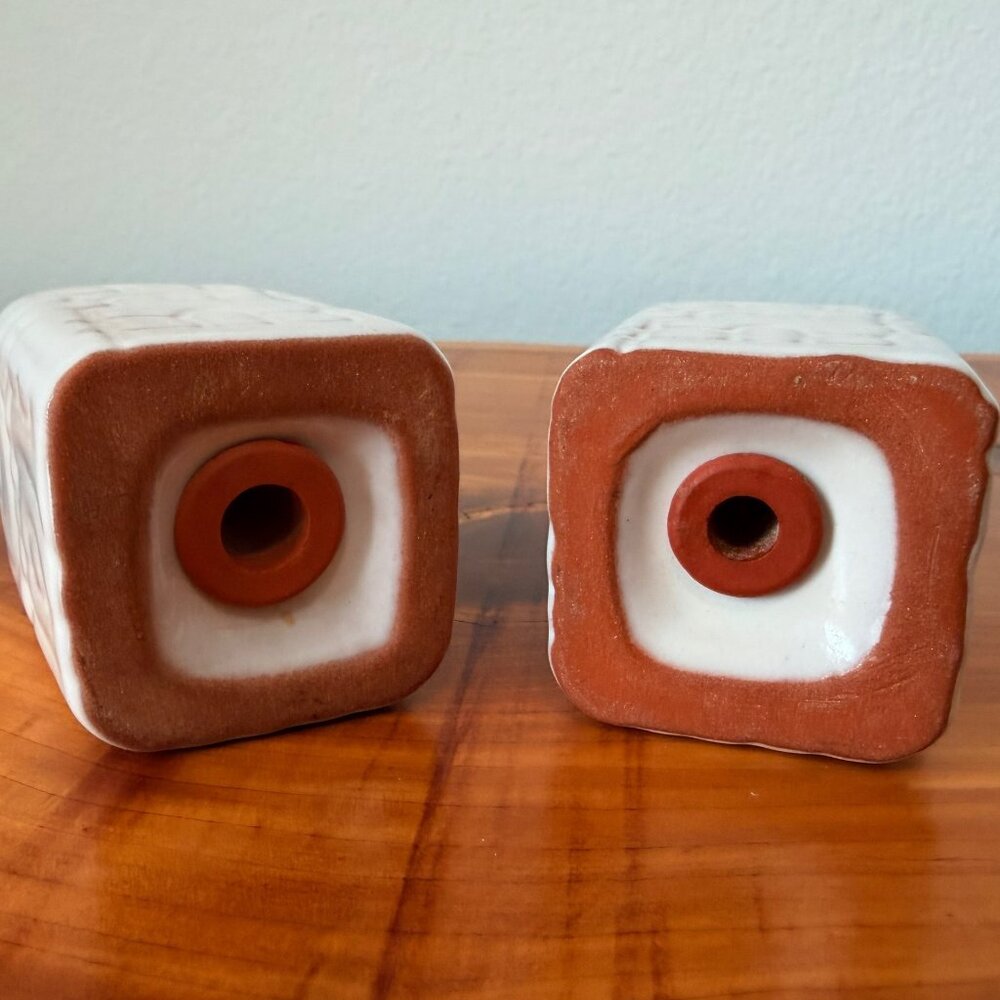Frankoma Pottery, Set of 2 Aztec Salt & Pepper Shakers - Picture 4 of 6